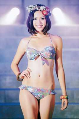 Sensualidad y color en colección de trajes de baño en Tokio