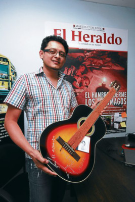 José Navarro gana guitarra firmada por Bunbury