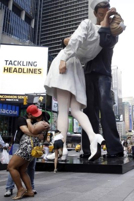 Cientos de parejas recrearon célebre beso de Times Square
