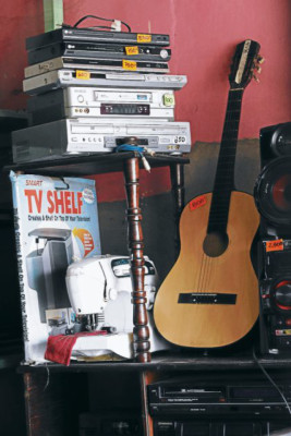 Capitalinos empeñan hasta vehículos en casas de préstamos