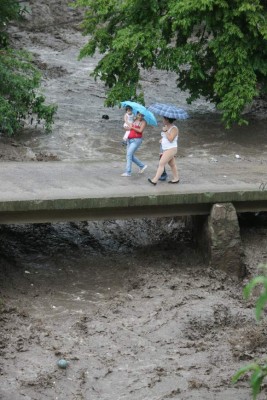 Ocho personas evacuadas por derrumbes e inundaciones
