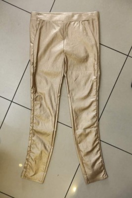 Prendas y accesorios dorados y plateados