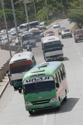 Por horas trabajan los buses en la capital debido a la extorsión