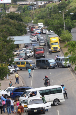 Vecinos reanudan vieja demanda de pavimentación