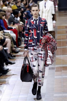 Los extravagantes modelos del desfile de moda otoño-invierno 2019 en Paris