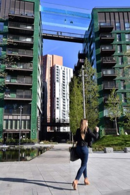 Sky Pool, la espectacular piscina transparente que además es un puente aéreo que une dos edificios (FOTOS)