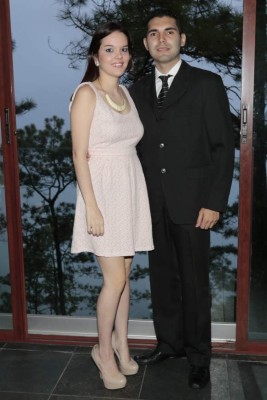 Celebran su matrimonio civil entre verdes pinares
