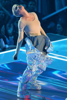 La espectacular entrada de Katy Perry en los premios MTV Video Music Awards