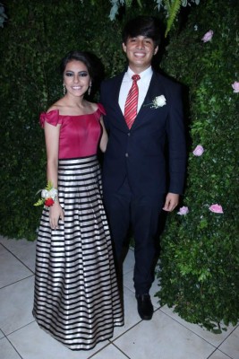 Emotiva fiesta para los nuevos profesionales de Happy New Dawn