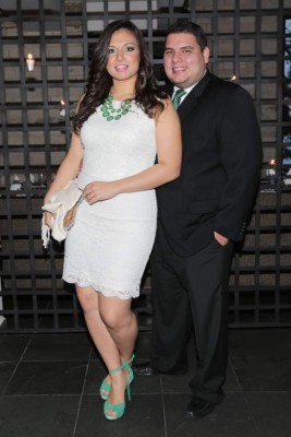Celebran su matrimonio civil entre verdes pinares