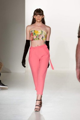 Texturas, cortes e historia en la pasarela de Guillermo Irías