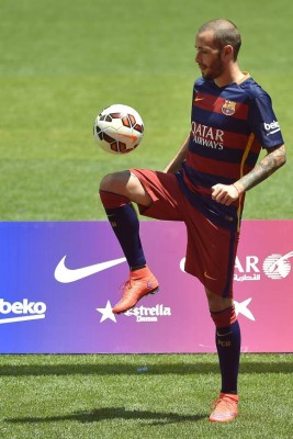 Barça presenta su primer refuerzo, Aleix Vidal, que no jugará hasta 2016