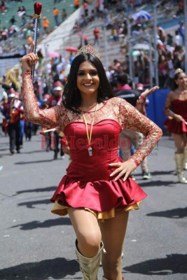 FOTOS: Las 10 palillonas más bellas de los desfiles patrios 2019