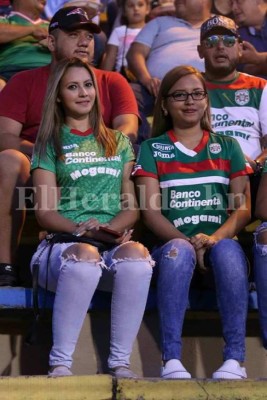 Pasarela de hermosas hondureñas en los partidos de repechaje de la Liguilla
