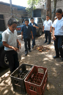 Escolares aprenden a elaborar abono orgánico
