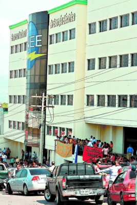 Honduras: Despidos en la ENEE y Hondutel costarán L 1,600 millones