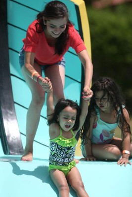 Hermosas sirenas abarrotan balnearios de la capital hondureña