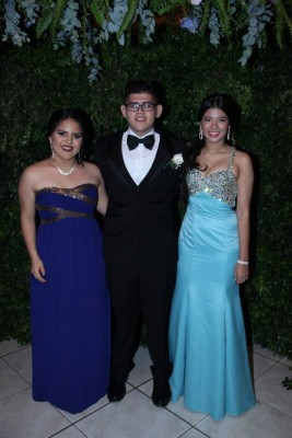 Emotiva fiesta para los nuevos profesionales de Happy New Dawn