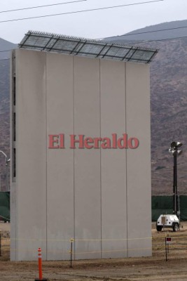 Las primeras imágenes del prototipo del muro fronterizo entre México y EEUU