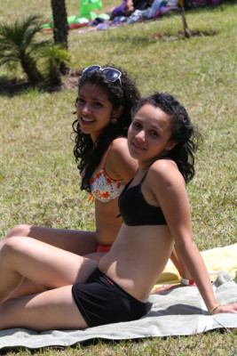 Bajo el resplandeciente sol, mujeres hondureñas derrochan belleza