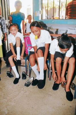Niños de escuela Proto Esteban Guillén sustituyeron sus viejos zapatos
