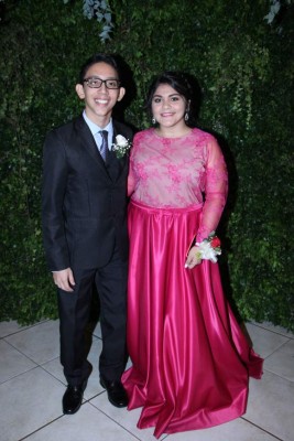 Emotiva fiesta para los nuevos profesionales de Happy New Dawn