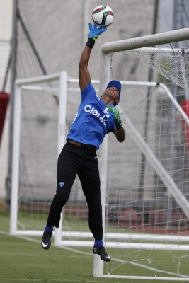 Donis Escober alista los guantes