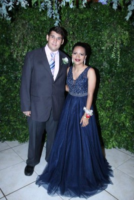 Emotiva fiesta para los nuevos profesionales de Happy New Dawn