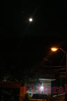 FOTOS: Así luce esta noche la Superluna rosa sobre Honduras