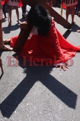 Conmovedor víacrucis en la capital retrata la pasión, muerte y resurreción de Jesús
