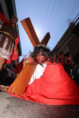 Conmovedor víacrucis en la capital retrata la pasión, muerte y resurreción de Jesús