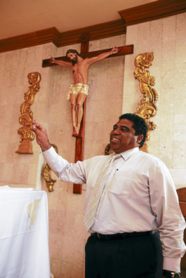 La voz que evangeliza detrás de una cabina