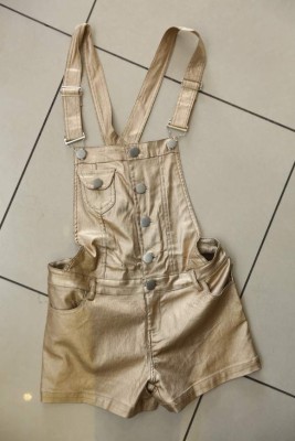 Prendas y accesorios dorados y plateados