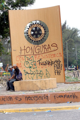 Plagaron inmuebles con consignas e insultos