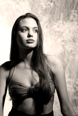 Fotos sensuales de Angelina Jolie a los 16