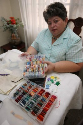 Con hilo y aguja, hondureña plasma su arte
