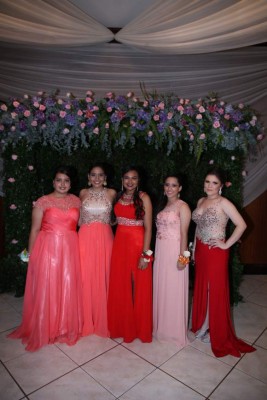 Emotiva fiesta para los nuevos profesionales de Happy New Dawn