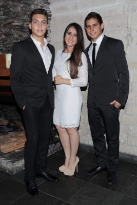 Celebran su matrimonio civil entre verdes pinares