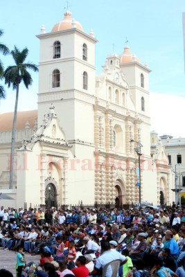 Capitalinos arman el ambiente en el parque Central por el partido de la 'H”