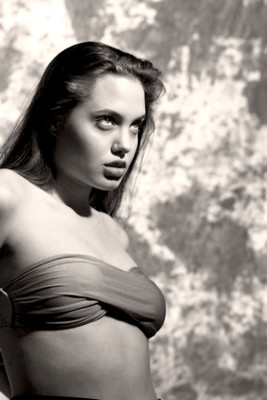 Fotos sensuales de Angelina Jolie a los 16