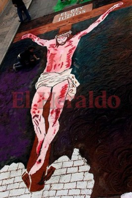 Color y tradición, las alfombras de aserrín que engalanan la Semana Santa (FOTOS)