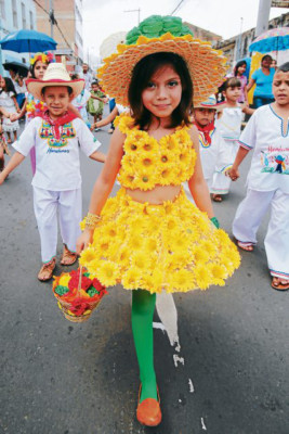 Preescolares llenan de patriotismo la capital