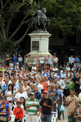 Capitalinos arman el ambiente en el parque Central por el partido de la 'H”