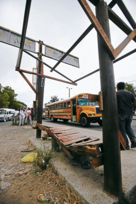 En vetustas casetas esperan usuarios del transporte