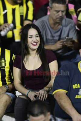 FOTOS: Sonrientes y bellas, las mujeres que acudieron al estadio Morazán