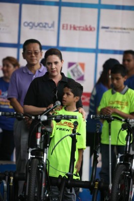 III Vuelta Ciclística hizo vibrar el pavimento