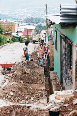 Familias afectadas regresan a sus inhabitables casas