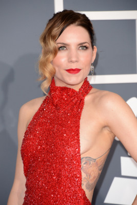 Mucha piel y atractivo sexual en alfombra de los Grammy