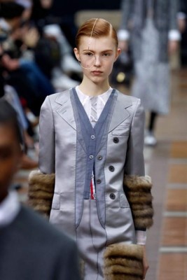 Los extravagantes modelos del desfile de moda otoño-invierno 2019 en Paris