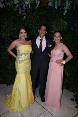 Emotiva fiesta para los nuevos profesionales de Happy New Dawn